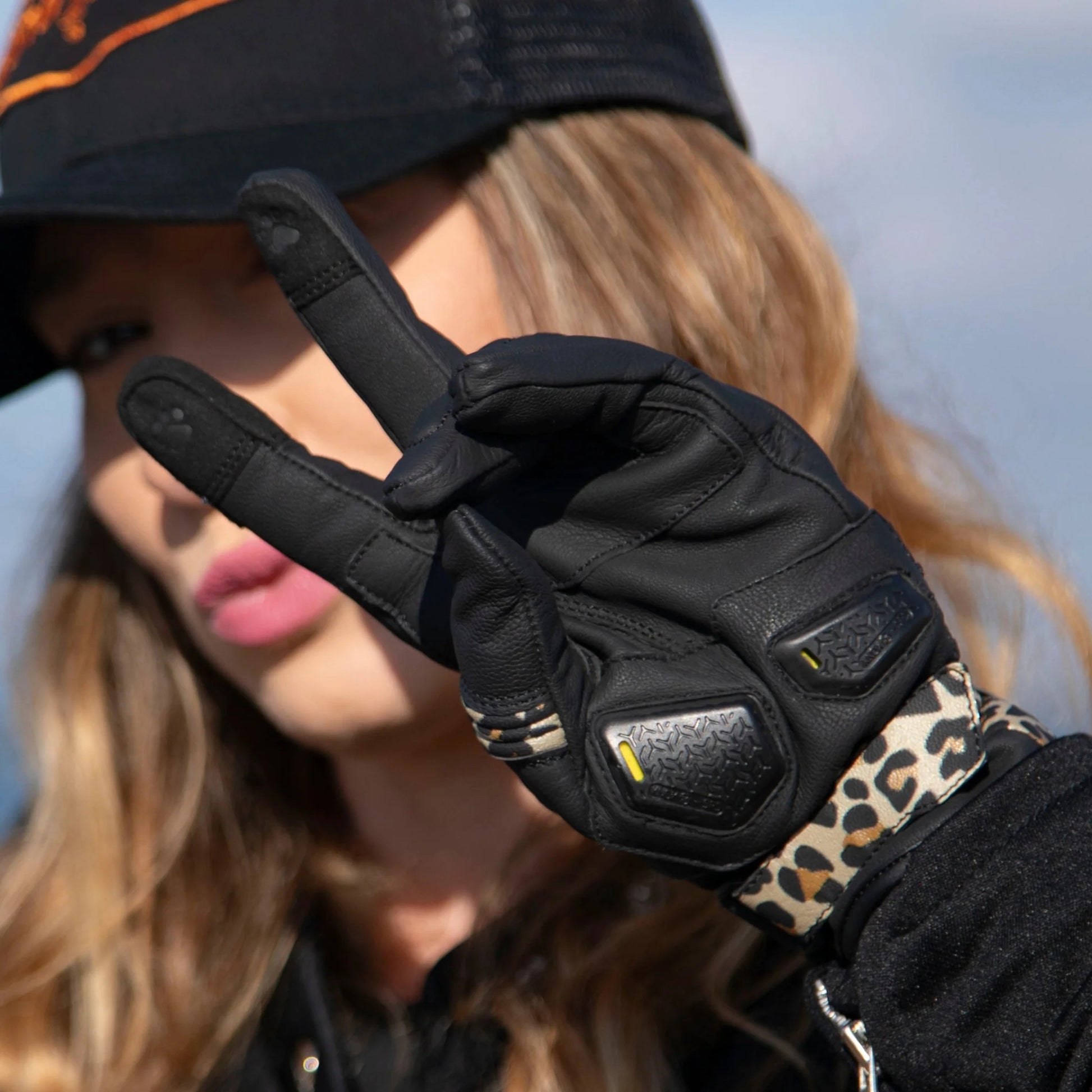 indian motorcycle handschuhe Bessie Gloves Leopard – Wind & Throttle