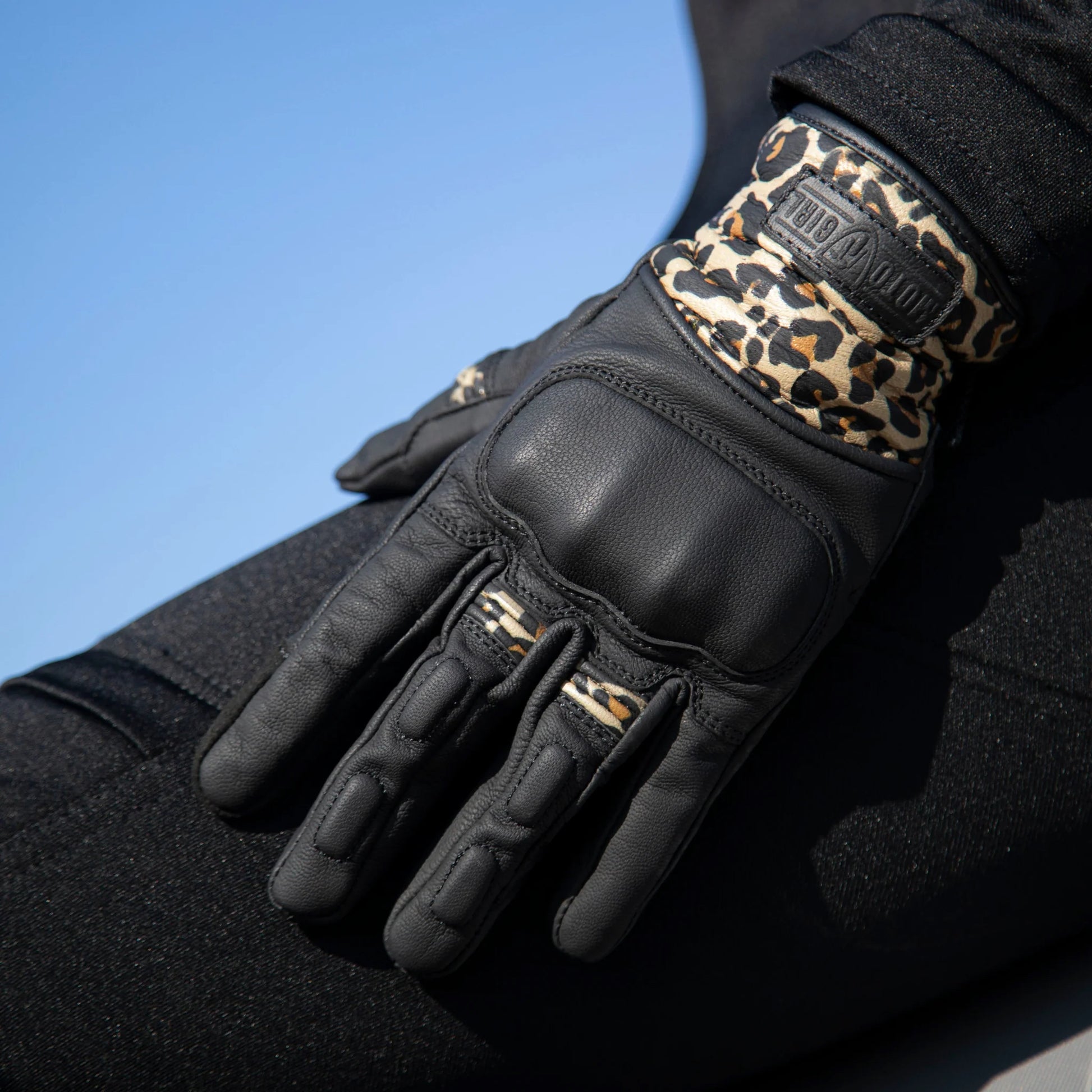 leoparden handschuhe Bessie Gloves Leopard – Wind & Throttle